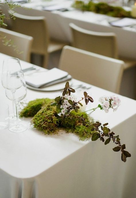 Ikebana Centerpiece Wedding, Green Table Arrangements, Forest Table Setting, Moss Wedding Table, Vegetable Wedding, Organic Wedding Decor, Green Tablescape, Moss Centerpieces, Moss Wedding