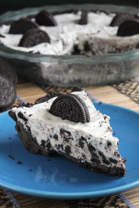 No-bake crust and a no-churn, customizable ice cream filling - what more could…                                                                                                                                                                                 More Oreo Ice Cream Pie, Ice Cream Pie Recipe, Oreo Desserts, Oreo Pie, No Bake Oreo Cheesecake, Biscuits Graham, Ice Cream Pie, Pizza Bianca, Lemon Ice Cream