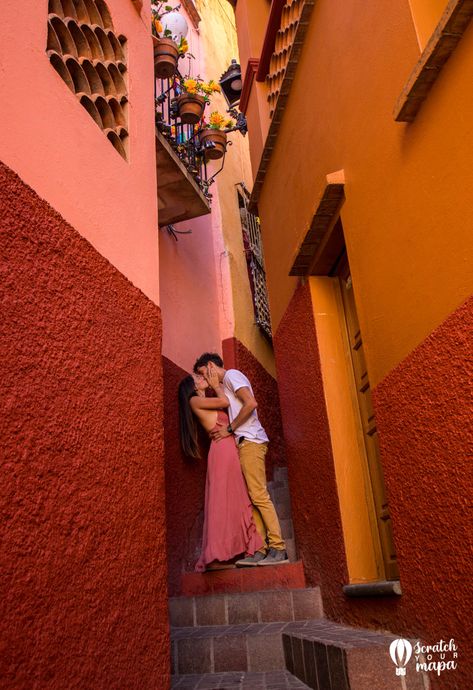 Callejon del Beso, Guanajuato, Mexico Couple In Mexico, Guanajuato Mexico Outfit, Mexico Pictures, Dream Dates, Travel Pose, Outfits For Mexico, Engagement Pictures Poses, Visit Mexico, Couple Picture Poses