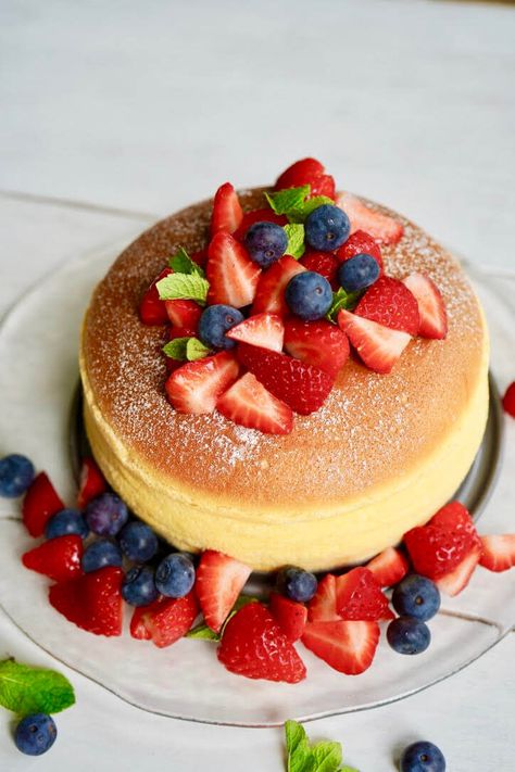 Japanese Jiggly Cheesecake Recipe, Cheesecake Aesthetic, Jiggly Cheesecake, Fun Dessert, Japanese Cheesecake, Take The Cake, Soft Cheese, Cake Tins, Aesthetic Gif