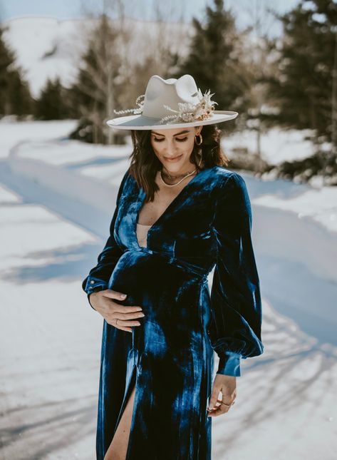 Country Glam Maternity Photo Shoot | SBK Living | I found this stunning navy blue velvet dress (on sale!) first and styled the whole family around it. I opted for a country glam look this go around. I found this stunning navy blue velvet dress (on sale!) first and styled the whole fam around it. I’m rounding up our family outfits, plus sharing some neutral and color dress ideas for you mamas-to-be. Maternity Photo Shoot Winter, Maternity Pictures Dress, Velvet Maternity Dress, Winter Maternity Pictures, Navy Blue Velvet Dress, Country Glam, Blue Maternity Dress, Neutral Dress, Xmas Photos