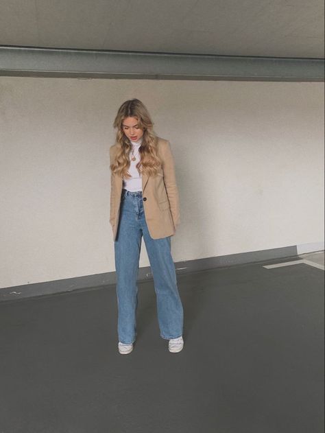 Grey Aesthetic Fashion, Outfits With Wide Leg Jeans, Wide Leg Jeans White, Beige Blazer Outfit, Jeans Blazer Outfit, Wide Leg Outfit, Wide Leg Jeans Outfit, Blazer Outfits Casual, Jeans Outfit Winter