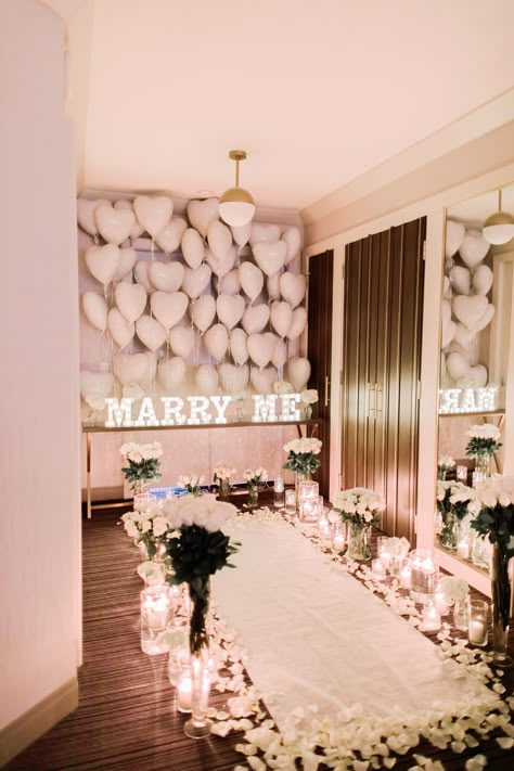 White Proposal Decor, Simple Marriage Proposal Ideas, Proposal Ideas Indoor, Proposal Decorations Indoor, Engagement Celebration Ideas, Indoor Proposal, Proposal At Home, Proposal Balloons, Wedding Proposal Ideas Engagement