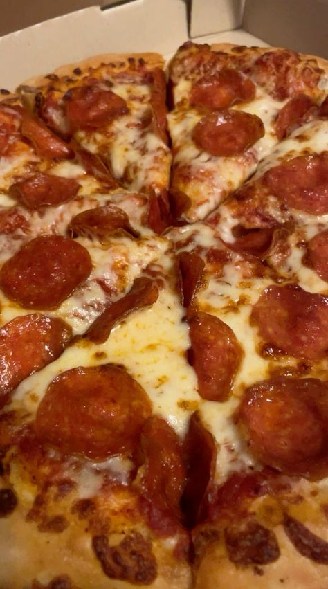 Indulge in the mouthwatering flavors of a classic pepperoni pizza, crafted to satisfy your cravings with its irresistible taste and comforting familiarity. Pinterest Food Ideas, Food That Looks Good, Pizza Slice Aesthetic, Pizza Aesthetic, Creative Pizza, Pictures Of Food, Pizza Dinner, Simple Family Meals, I Want Food