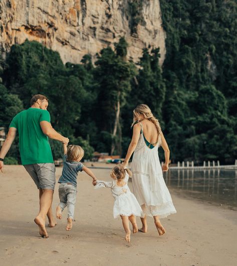 Happy Life Photos, Happy Family Of Four, Family Of Four Aesthetic, Family Of 4 Aesthetic, Family Travel Aesthetic, Family At The Beach, Beach In Thailand, Living In Hawaii, Fit Family