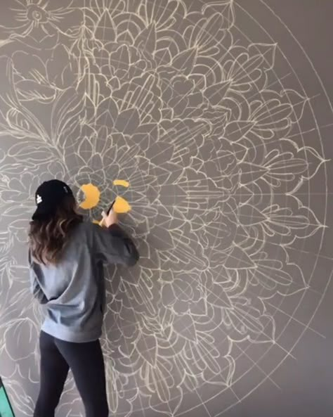 Wall Painting Ideas Mandala, Mandala Wall Art Murals, Mandala Wall Painting, Hand Painted Wall Murals, Floral Mandala Design, Wall Art Murals, Mural Art Design, Floral Wall Mural, Painted Mandala