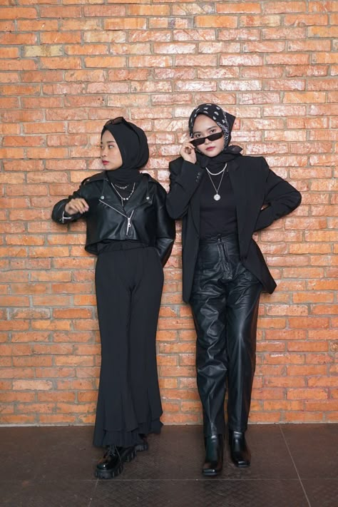 Rock Outfits Hijab, Rock And Roll Outfits Hijab, Hijab Rock Style, Ootd Rock N Roll Hijab, Goth Hijab Outfit, Mafia Outfit Women Hijab, Rock Style Fashion Women, Mafia Theme Outfit, Mafia Girl Style