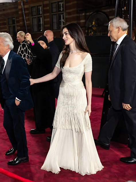 Anne Hathaway Met Gala, Anne Hathaway Red Carpet, Kiera Knightly, Anne Hathaway Catwoman, Aimee Garcia, Christian Dior Haute Couture, British Fashion Awards, Red Carpets, Fashion Awards