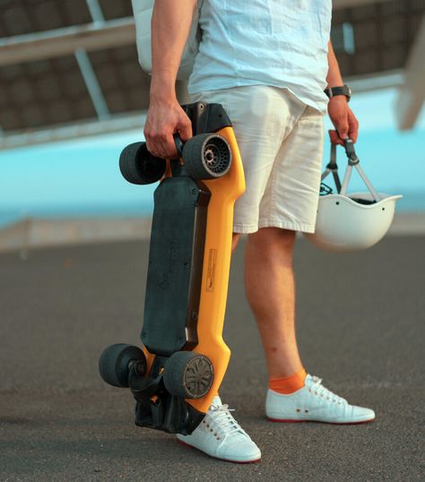 electric skateboard 'traqpod 3' with retractable wheels flips into longboard for land surfing Retractable Wheels, Lazer Flip Skateboard, Longboard Cruising, Longboard Cruiser, Drop Through Longboard, Longboard Design, Electric Skateboard, Skateboard Design, Red Dot Design