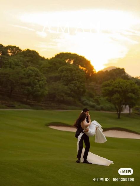 Golf Course Pre Wedding, Prewedding Ideas, Pre Wedding Photoshoot Outdoor, Wedding Photoshoot Poses, Foto Shoot, Pose Idea, Couple Photoshoot Poses, Aesthetic Editing Apps, Pre Wedding Photoshoot