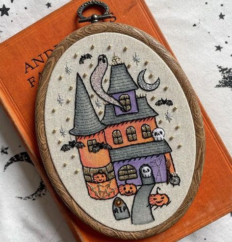 Laura Claire on Instagram: "This super cute and spooky Halloween house is one of my favourite recent custom designs! I love creating spooky house embroideries so much! 💜🎃🖤👻🦇💀🧡 . . . . . . #handstitched #spookystitching #witchyembroidery #handembroidery #needlework #stitchwitch #spookysewing #witchystitcher #halloweenembroidery #halloweenhouse #halloweenhome #spookyhouse #spookyhome #trickortreat #spookycute #creepycute #halloweenlife #spookygoth #gothichouse #gothichome #witchyhome #witch Modern Embroidery Kit, Mini Embroidery, Cute And Spooky, Random Crafts, Halloween Embroidery Designs, Halloween Cross Stitch Patterns, Spooky House, Halloween Cross Stitches, Halloween Embroidery