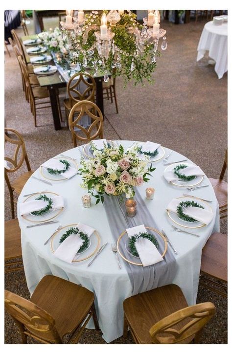 Round Table Settings, Round Wedding Tables, Round Table Decor, Spring Garden Wedding, Tafel Decor, Romantic Garden Wedding, Wedding Romantic, Table Runners Wedding, Wedding Event Venues