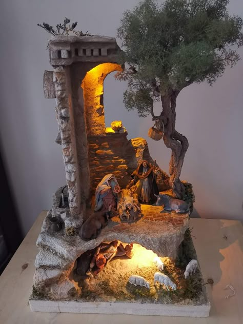 Belen Christmas Decor Diy, Christmas Nativity Images, Christmas Crib Ideas, Stovetop Potpourri Christmas, Church Christmas Decorations, Trim Carpentry, Fairy House Crafts, Diy Nativity, Diy Water Fountain