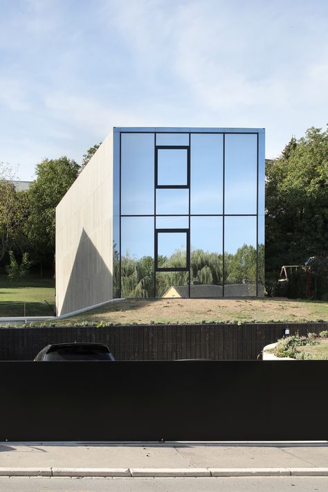 HERCULE single-family house in Luxembourg, on and in a slope. Exposed concrete, mirastar mirror glazing Photo: Maxime Delvaux Pyramid House, Fran Silvestre, Concrete Houses, Live Art, Concrete Home, Japanese Architect, Architectural Practice, Concrete House, Design Milk