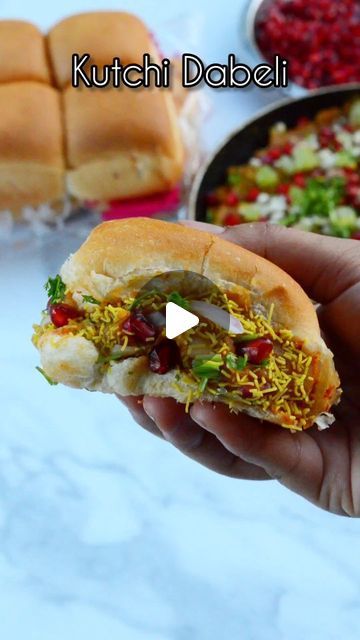 Snacks By Aditi on Instagram: "Thank you for 320k views ❤️❤️❤️💫💫💫. Kutchi Dabeli 😋😍 Save this recipe for later 😋 

Must try this you will lovee it .. 😍 

Follow @snacks_by_aditi for more such recipes 😋 

#reels #instagram #dabeli #kutch #kutchidabeli" Dabeli Food, Dabeli Recipe, Restaurants Near Me, Karahi Recipe, American Foods, Mens Gold Jewelry, Reels Instagram, Global Recipes, Eat Local