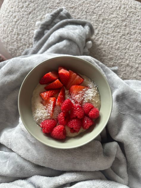 #oatmeal #oats #oatmilk #vegan #vegetarian #strawberry #raspberry #breakfast #breakfastideas #mealprep #meal #mealplan #mealprepideas #dietplan #dieta #diet #aesthetic #yummy Aesthetic Berries, Diet Aesthetic, Raspberry Breakfast, Raspberry Oatmeal, Gym Goals, Oat Milk, Vegan Vegetarian, Food Inspiration, Diet Plan