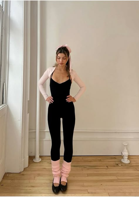 Outfit #ootd #outfit #fashion Kit keenan Ballet Workout Clothes, Kit Keenan, Street Dance Outfit, Dance Class Outfit, Ballet Inspired Fashion, Cold Outfit, Pilates Outfit, Gymwear Outfits, Ballerina Outfit