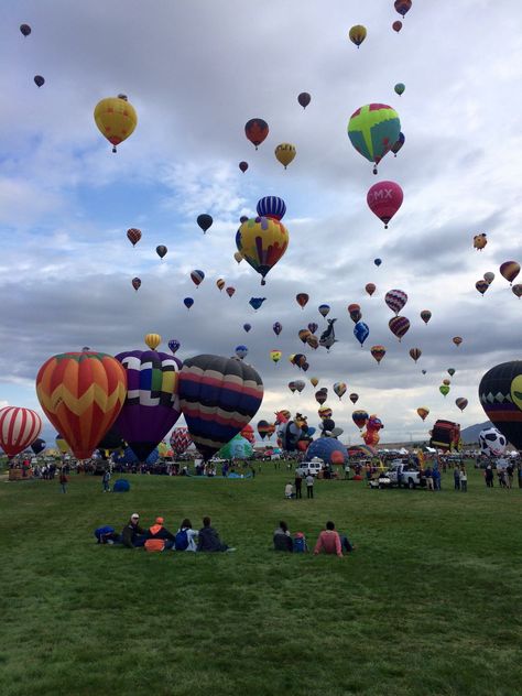 Julia Grantham on Twitter: "Hot air balloon festival #SantaFe #NewMexico So beautiful to see the colorful balloons! https://t.co/gqbJZqlRwS" Zepeto Wallpaper, 2025 Manifestation, Hot Air Balloons Photography, Air Balloon Festival, Hot Air Balloon Festival, Balloon Festival, Pinterest Photography, Colorful Balloons, Manifestation Board