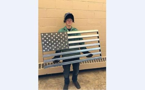 High school student Damion Davenport recently created a metal American Flag in his Intro to Welding class. You won't believe this thing! Welding Projects Ideas, Metal American Flag, Shielded Metal Arc Welding, Metal Sculpture Artists, Welding Training, Man Cave Building, West Coast Choppers, Diy Welding, Arc Welding