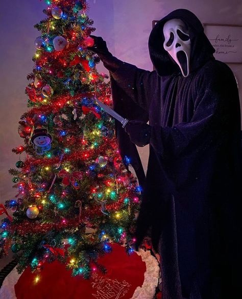 Ghostface Wallpaper Aesthetic, Ghost Face Wallpaper Aesthetic, Christmas Profile Pictures, Funny Christmas Wallpaper, Genos Wallpaper, Christmas Horror, Scary Movie Characters, Horror Villains, Horror Movie Icons