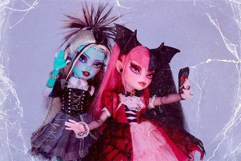 H E X on Instagram: "Selfie time with Draculaura! I wonder if she will show up in the picture though 🤔 🧛🏻‍♀️ 📸 🩸 If you missed it watch the newest doll on YOUTUBE.COM/HEXTIAN" Hextian Dolls, Dolls Monster High, Dolls Art, Instagram Selfie, Game Ideas, Selfie Time, New Dolls, Show Up, Monster High