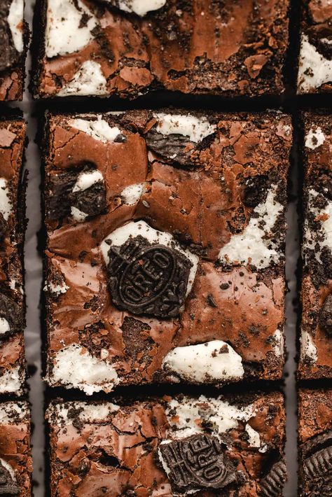 These Oreo brownies are rich, fudgey, and brimming with Oreo cookies. They are incredibly delicious and oh-so-easy to make. This recipe for homemade Cookie Oreo Brownie, Wine Drinks Recipes, Winning Appetizers, Oreo Brownies Recipe, Gluten Free Oreos, Oreo Bars, Oreo Brownie, Grape Jelly Meatballs, Easy Guacamole