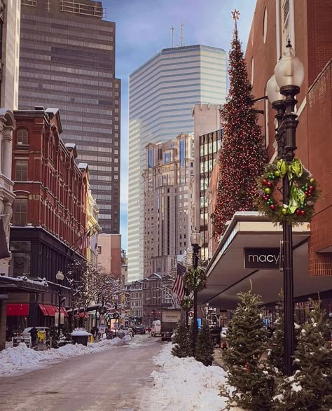 Boston During Christmas, Boston Christmas Aesthetic, Boston At Christmas, Winter In Boston, Downtown Christmas, Boston Christmas, Christmas Boston, Christmas In New York Aesthetic, Massachusetts Travel Guide