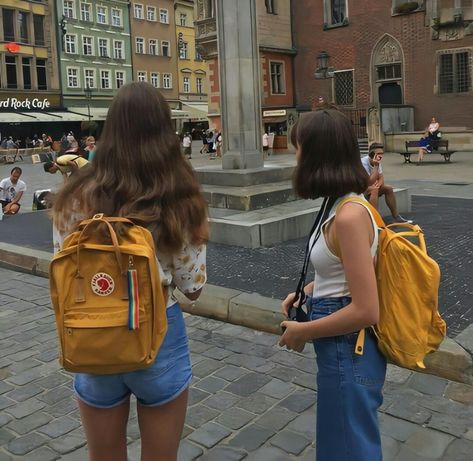 Yellow Kanken, Backpack Fjallraven, Fjällräven Kånken, Aesthetic Backpack, Artsy Aesthetic, Starbucks Mugs, Outdoor Fashion, Causual Outfits, Friendship Goals