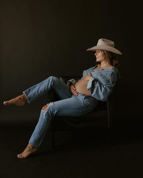 Jeans Pregnancy Photoshoot, Denim Maternity Shoot, Photoshoot Ideas Jeans, Studio Pregnancy Announcement, Maternity Photo Shoot Ideas Studio, Western Maternity Pictures, Country Maternity Photography, Country Maternity Photos, Country Maternity