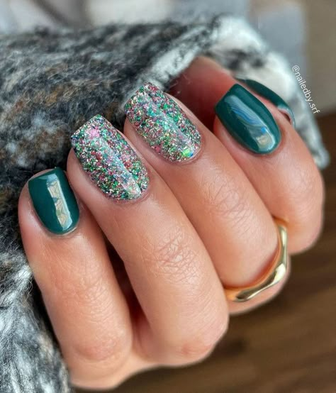 Green Fade Nails, New Years Nail Colors, Green Dip Powder Nails, Winter Nails Dip Powder Colors, Christmas Sns Nails Ideas, Dark Green Solid Color, Green And White Nails, Spiderman Nails, Fingernail Ideas