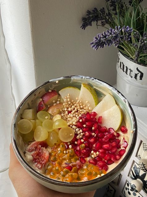 Joghurt bowl with grapes, pomegranate, figs, passion fruit, pear and puffed quinoa 😍🍐🍇🥝 Passion Fruit Breakfast, Yoghurt Fruit Bowl, Healthy Breakfast Yogurt Bowl, Pomegranate Bowl, Pomegranate Yogurt Bowl, Passion Fruit Yogurt, Yogurt Fruit Bowl, Fruit Yogurt Bowl, Porridge Bowl