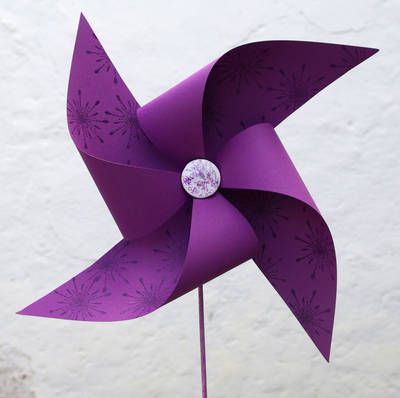 Paper windmill easy tutorial How To Make Pinwheels, Paper Windmill, Purple Favors, Purple Crafts, Purple Wedding Decorations, Pinwheels Paper, Purple Day, Military Kids, Purple Decor