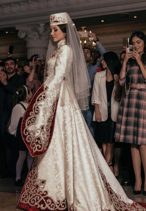 Traditional Armenian Wedding Dress, Circassian Wedding Dress, Armenian Wedding Dress, Turkish Wedding Dress, Trajes Kylie Jenner, Wedding Dress Flowy, Aline Wedding Dress, Long Sleeve Wedding Dress Lace, Turkish Fashion