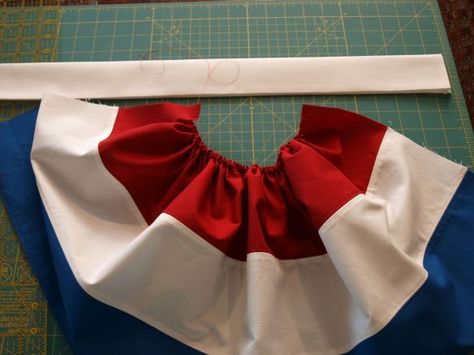 Fourth of July Bunting Tutorial 4th Of July Bunting On House, Bunting Ideas Vintage Style, Fourth Of July Bunting, America Crafts, Patriotic Sewing, American Flag Bunting, Patriotic Doll, Bunting Tutorial, Patriotic Bunting