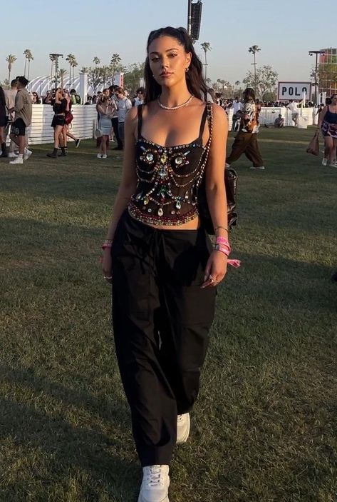 Simple Rave Outfits, Look Lollapalooza, Electro Festival Outfit, Rave Outfits Techno, Casual Rave Outfits, Lolla Outfits, Music Festival Fits, Festive Outfits Christmas, Rave Kandi Ideas