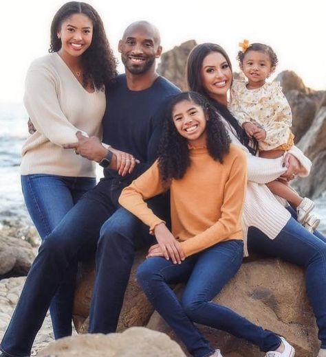 Former NBA Player, Kobe Bryant, His Wife & Their Daughters... Expecting A Fouth Now Kobe Bryant And Wife, Kobe Bryant Daughters, Kobe Bryant Quotes, Kobe Bryant Family, Kobe & Gigi, Kobe Bryant Nba, Celebrity Siblings, Vanessa Bryant, Kobe Bryant Pictures