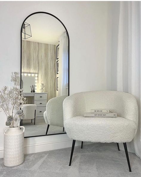 Cute interior decor Modern Interior Design Bedroom, Room Mirrors, Miami Apartment, Esthetician Room, Lash Room, Beauty Room Decor, Bedroom Corner, Cozy Spaces, Room Update