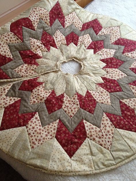 Traditional Christmas Tree Skirt, Quilted Christmas Tree Skirt Ideas, English Paper Piecing Christmas Tree Skirt, Patchwork Christmas Tree Skirt, Patchwork Tree Skirt, Quilted Tree Skirts, Tree Skirt Quilt Pattern, Quilted Christmas Tree Skirt Pattern, Quilt Tree Skirt