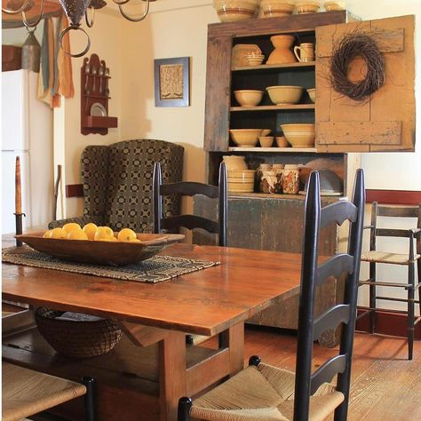 Colonial Dining Room, Primitive Home Decorating, Colonial Interiors, Primitive Dining Room, Decorating Books, Primitive Kitchens, Colonial Decorating, Primitive Dining Rooms, Primitive Living Room