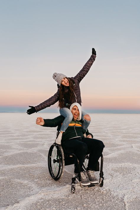 Wheelchair interable couple photography poses #wheelchairlife @sloanoliviaphotography Bf Photos, Wheelchair Photography, Duo Pose, Poses Sitting, Wheelchair Fashion, Chair Pose, Accessible Bathroom, Wheel Chair, Family Photo Pose