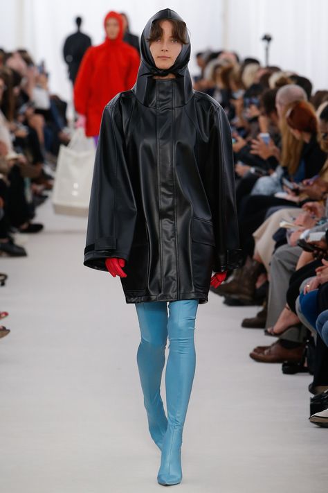 Balenciaga Spring 2017 Ready-to-Wear Fashion Show - Anna de Rijk High Class Fashion, Balenciaga Spring, Balenciaga Style, Balenciaga Women, Fashion Seasons, Vogue Paris, Leather Jackets Women, Spring 2017, Spring Summer Outfits