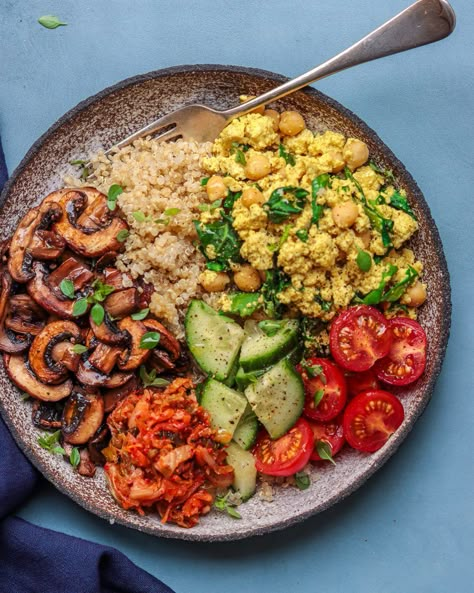 High Protein Brunch, Brunch Bowl, Chickpeas Quinoa, Plantbased Recipes, Plant Based Cookbook, Friends High, Healthy Bowls, Tofu Scramble, Vegan Bowls