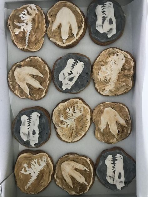 Fossil Project, Dinosaur Wedding Theme, Shark Themed Food, Fossil Cookies, Medieval Room, Dinosaur Snacks, Dinosaur Birthday Party Food, Dinosaur Wedding, Jurassic Park Party