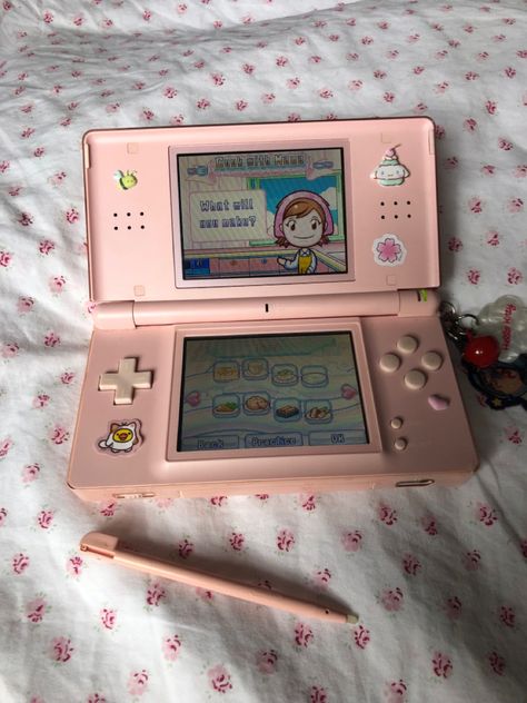 Ds Lite Aesthetic, Cooking Mama Aesthetic, Pink Nintendo Ds, Pink 3ds, Nintendo Aesthetic, Ds Nintendo, Pink Nintendo, Cooking Mama, Nintendo Ds Lite