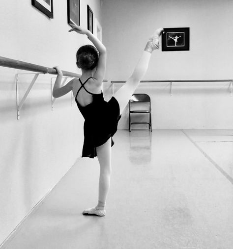 Ballerina Book, Ballet Mom, Black Widow Aesthetic, Barre Ballet, Baby Ballet, Baby Ballerina, Ballet Poses, Ballet Kids, Dancing Baby