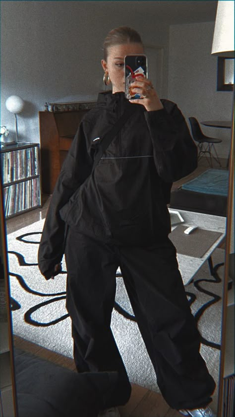 Black Baggy Clothes Aesthetic, Black Linen Trousers Outfit Summer, Carhartt Pants Women Outfits, Track Pants Outfit Winter, Windbreaker Outfit Women, Black Windbreaker Outfit, Black Track Pants Outfit, Black Baggy Outfit, Wind Breaker Outfit