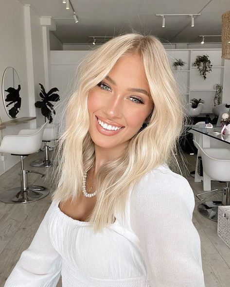 High Fashion, Low Maintenance: Effortless Hairstyles for the Fashionista Blonde Foils, Perfect Blonde Hair, Bright Blonde Hair, Summer Blonde Hair, Icy Blonde Hair, Light Blonde Hair, Hair Color Shades, Blonde Hair Inspiration, Blonde Hair Shades