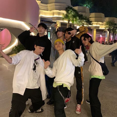 𝐏𝐢𝐧𝐭𝐞𝐫𝐞𝐬𝐭 : 𝐝𝐨𝐦𝐢𝐧𝐨_𝐳 #ulzzang #korea #korean #asian #friends #friendship #ulzzanggirl #ulzzangfriends Friend Group Pictures Asian, Ulzzang 3 Girl 3 Boy Squad, Ulzzang Friends Group Girls And Boys, Korean Group Of Friends, Korean Friends Group, Asian Friend Group, Friends Ulzzang, Ulzzang Friends, Friends Group Photo