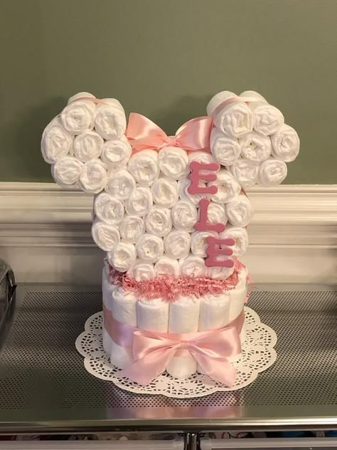 Minnie Baby Shower, Pamper Cake, Diy Diaper Cake, Girl Diaper Cake, Diaper Gifts, Idee Babyshower, Minnie Mouse Baby Shower, Baby Shower Baskets