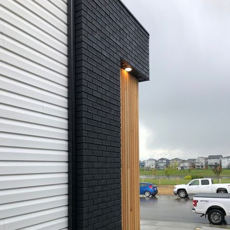 BRIK by Quality Stone | Simply Black Faux Brick Panels Modern Brick Colors, Mid Century Paint Colors, Brick Options, Modern Siding, Modern Exteriors, Modern Brick House, Black Metal Roof, Wood Saw, Faux Brick Panels